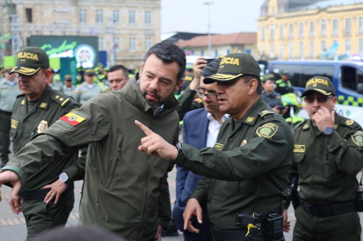 El alcalde Mayor de Bogotá, carlos Fernando Galán con el brigadier general José Gualdrón, comandante de la Policía de Bogotá