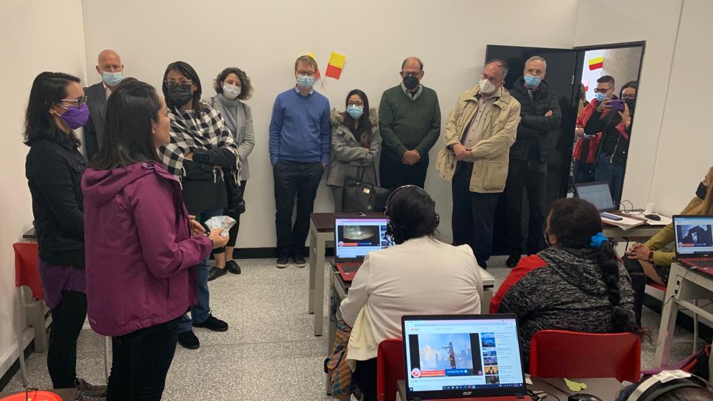 Embajadores y cooperntes internacionales asistiendo a uno de los salones de la Manzana del Cuidado en donde se desarrollaba una clase de informática. Foto: Alcaldía de Bogotá