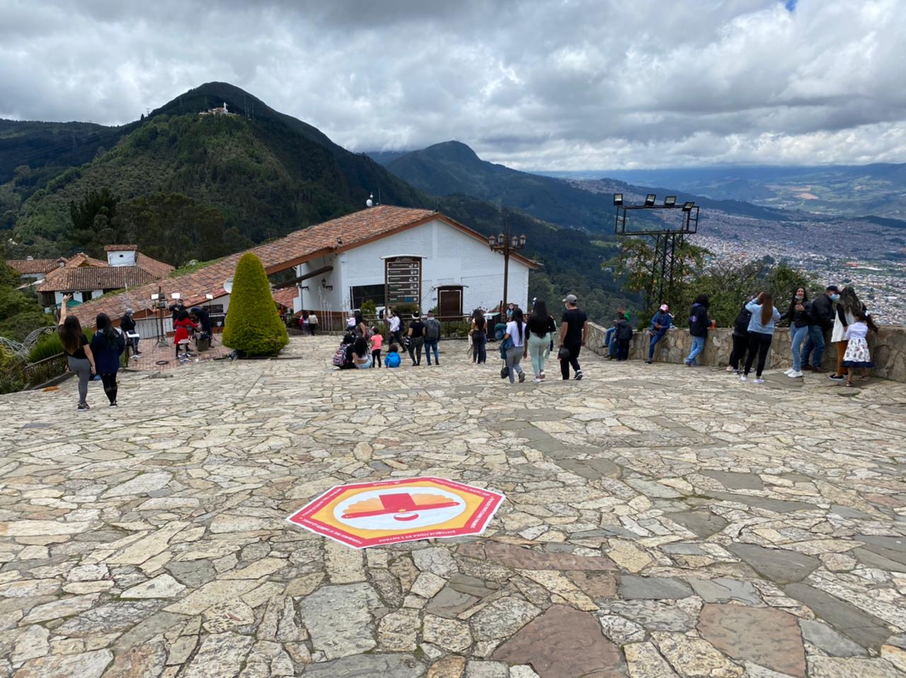 En iglesias como la del Cerro de Monserrate se extreman las medidas de bioseguridad con el fin de evitar contagios - FOTO: Prensa alcaldía de Santa Fe