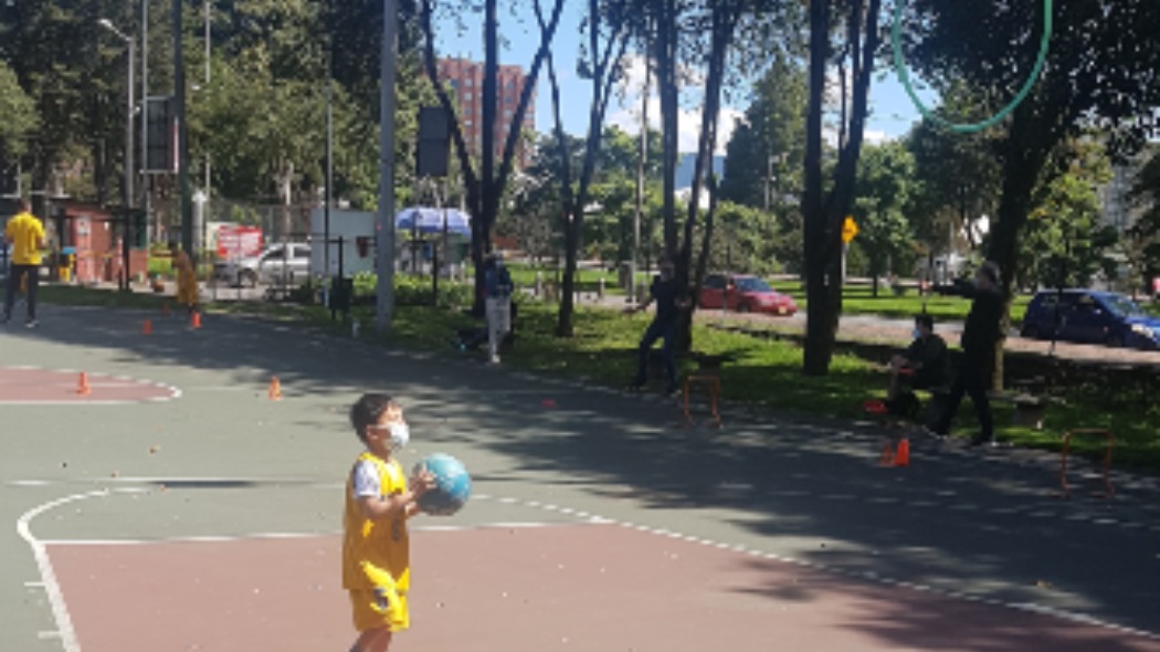 Niños disfrutan de jugar al aire libre 