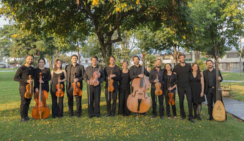 Varias personas del grupo ensamble barroco posando para la cámara con sus instrumentos característicos