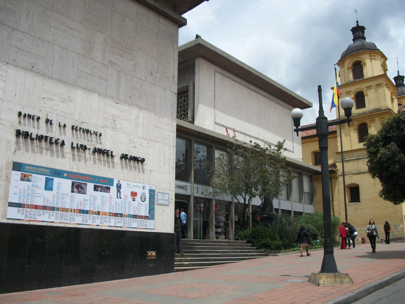 Entrada de la Biblioteca Luis Ángel Arango 