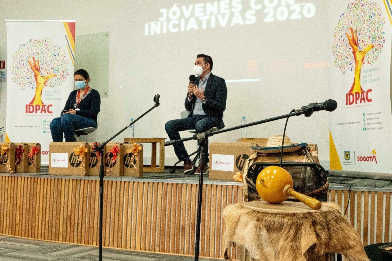 entrega de incentivos tecnológicos a jovenes