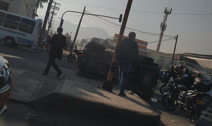 Volcamiento de vehículo en Puente Aranda