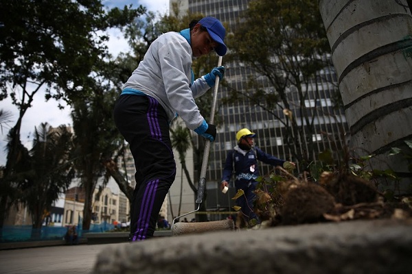 Los Guardianes del Espacio Público realizaron este lunes que pasó una jornada de embellecimiento de la Carrera Séptima, entre las calles 11 y 26.