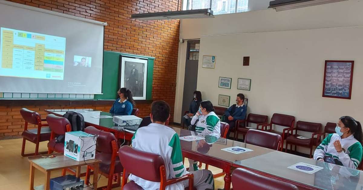 Estudiantes el colegio INEM Santiago Pérez