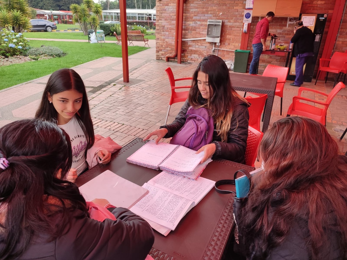 Eva junto a sus compañeras