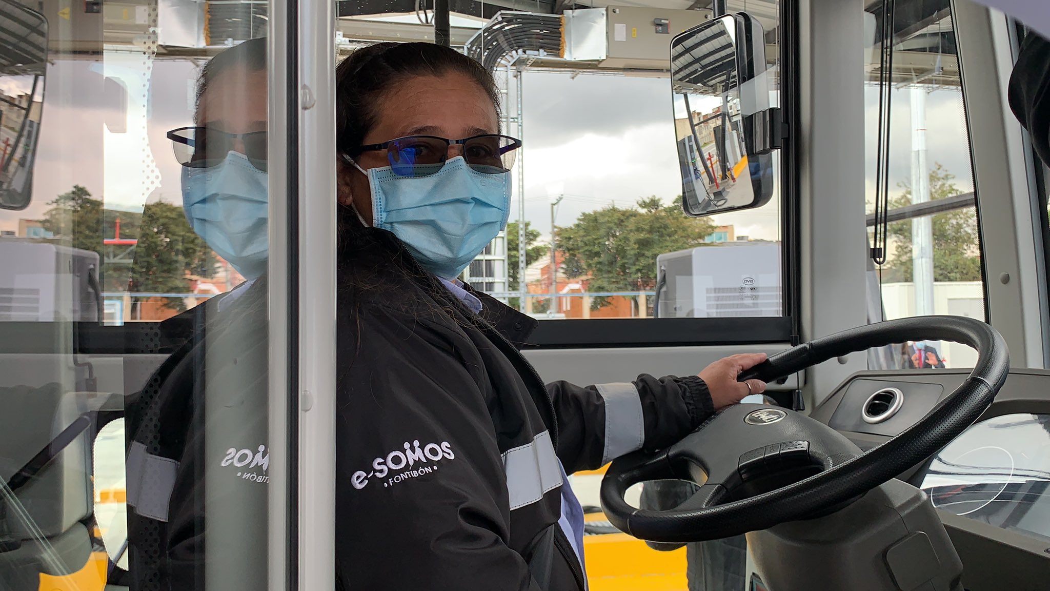 Alexandra Daza, operadora de uno de los 126 buses eléctricos