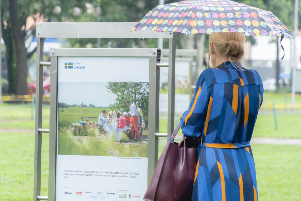 Mujer observa panel de la exposición 'Midsommar sueco en Bogotá'