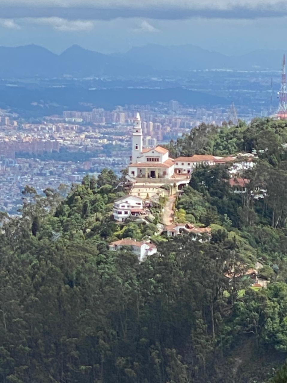 En iglesias como la del Cerro de Monserrate se extreman las medidas de bioseguridad con el fin de evitar contagios - FOTO: Prensa alcaldía de Santa Fe