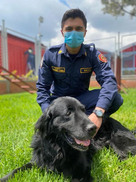 Fito con el Bombero Jhonny Peña - FOTO:Prensa Bomberos Bogotá