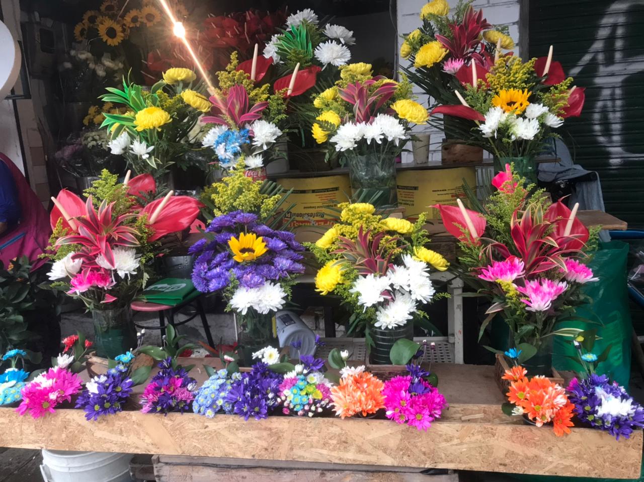 Los negocios más afectados durante la cuarentena en los cementerios fueron los las floristerías, debido a las restricciones los ciudadanos no podían acudir a los cementerios.