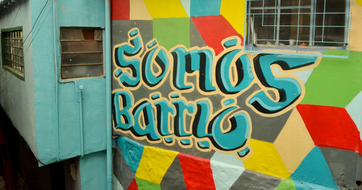 Dentro del recorrido hay una muestra de murales que artistas del barrio han pintado como símbolos culturales de apropiación.