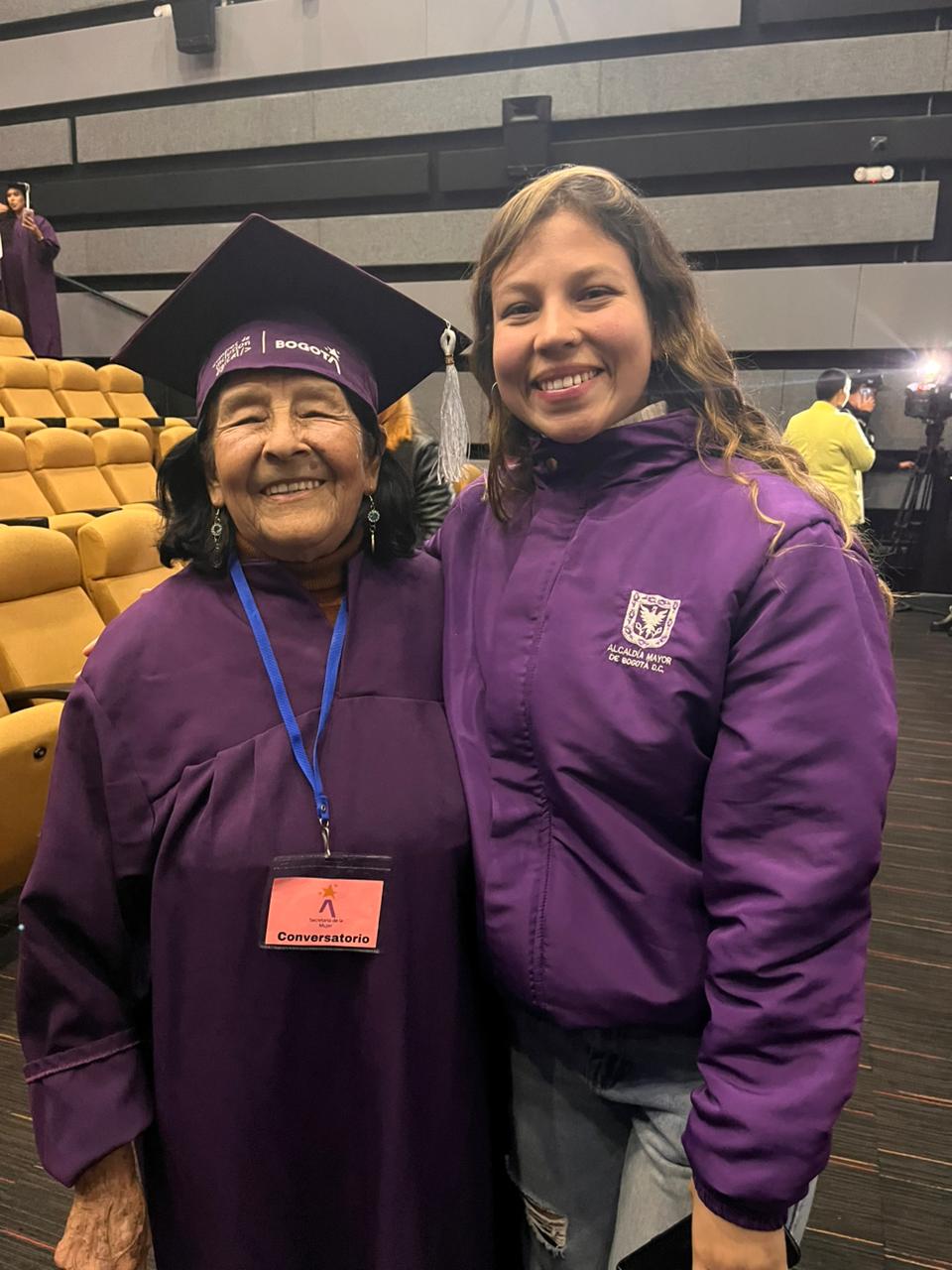 Graciela con toga y birrete en el día de su graduación  