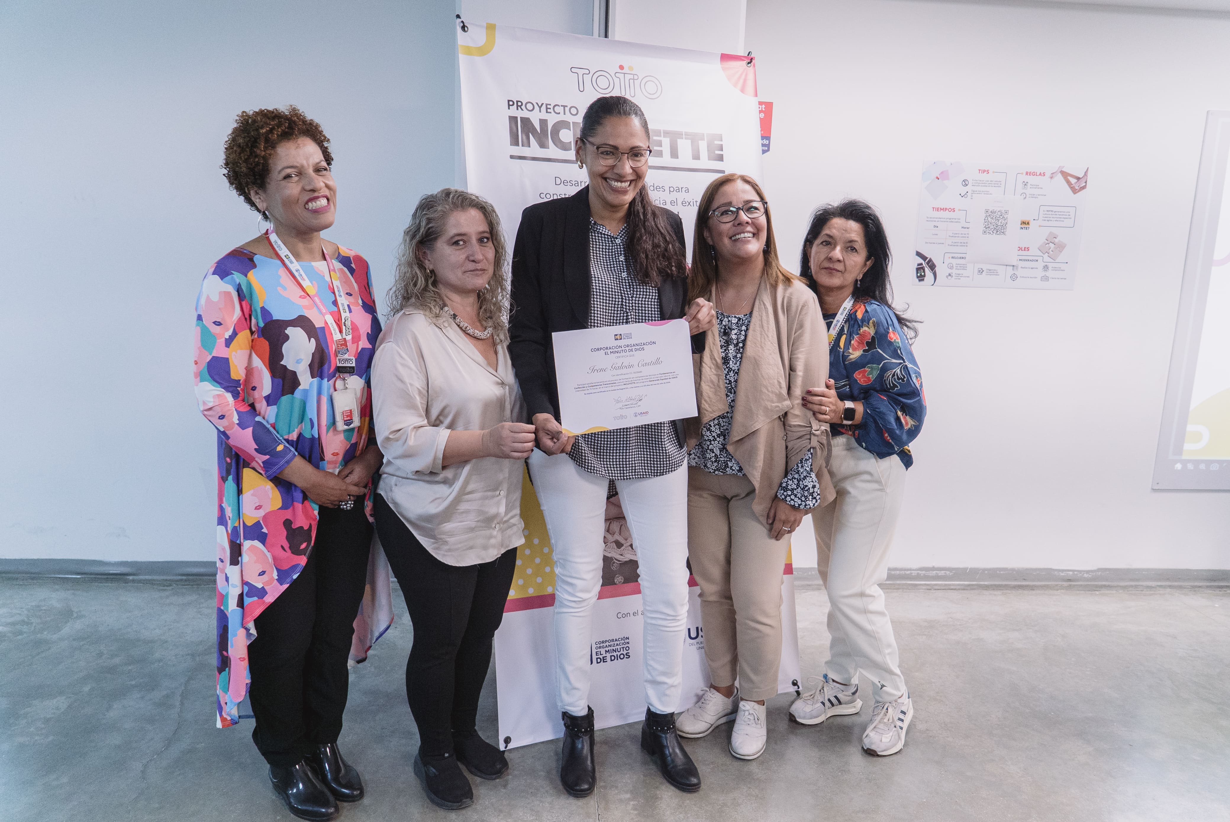 Grados en formación técnica y socioemocional para asesoras comerciales y fomación técnica en confección.