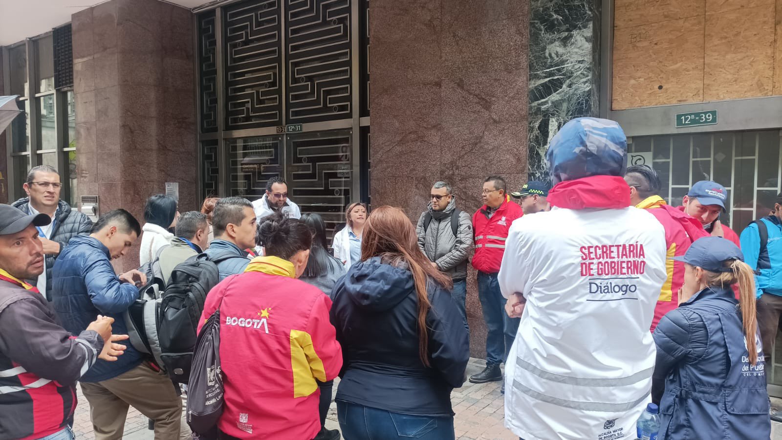 Gestores de Diálogo Social hablando con manifestantes en el centro de Bogotá. 