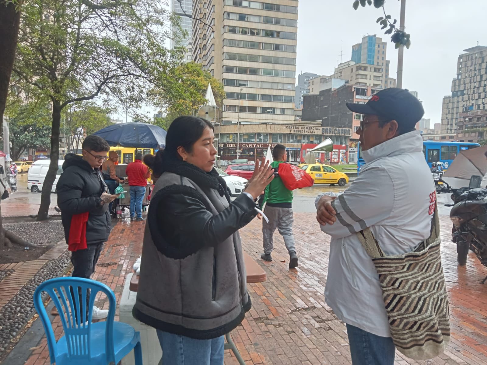 Gestor de Diálogo Social mediando y hablando con una ciudadana. 