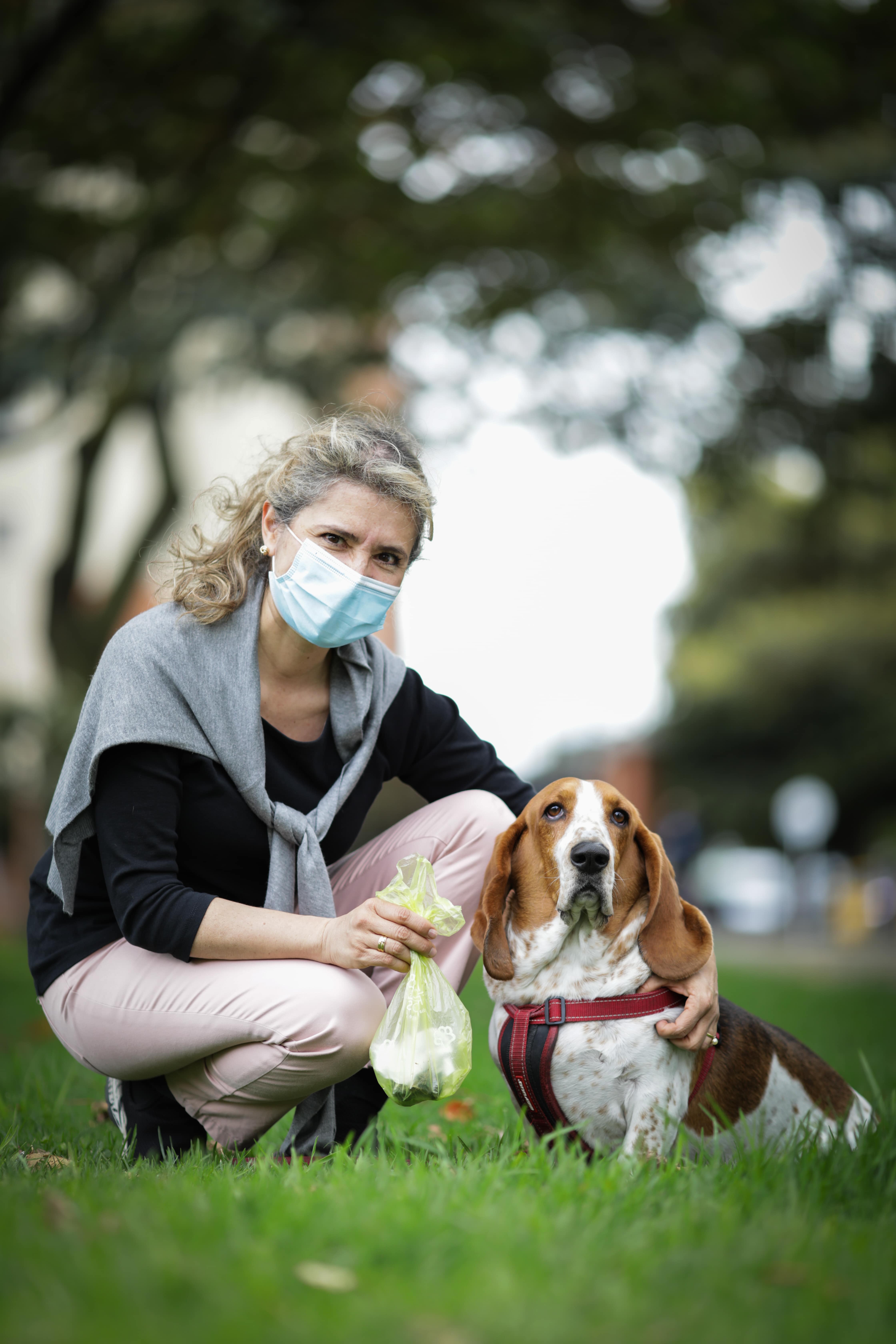 Recoger excrementos de las mascotas- FOTO: Secretaría de Seguridad