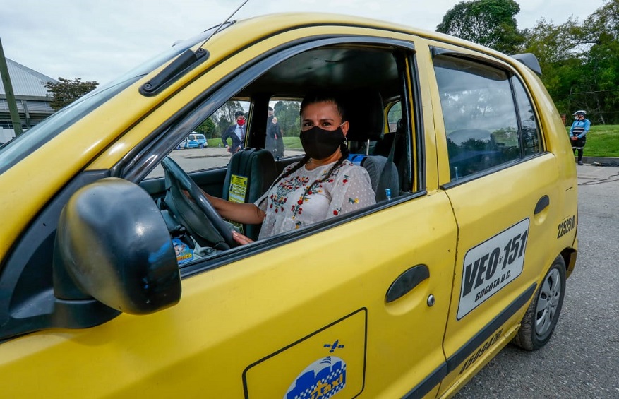 Alcaldesa Claudia López destacó labor de las 3.500 mujeres taxistas de Bogotá