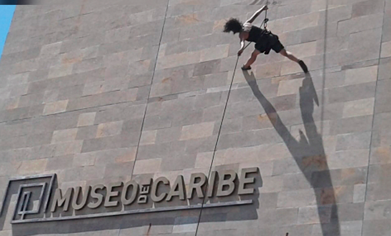 Taller de danza aérea en suspensión