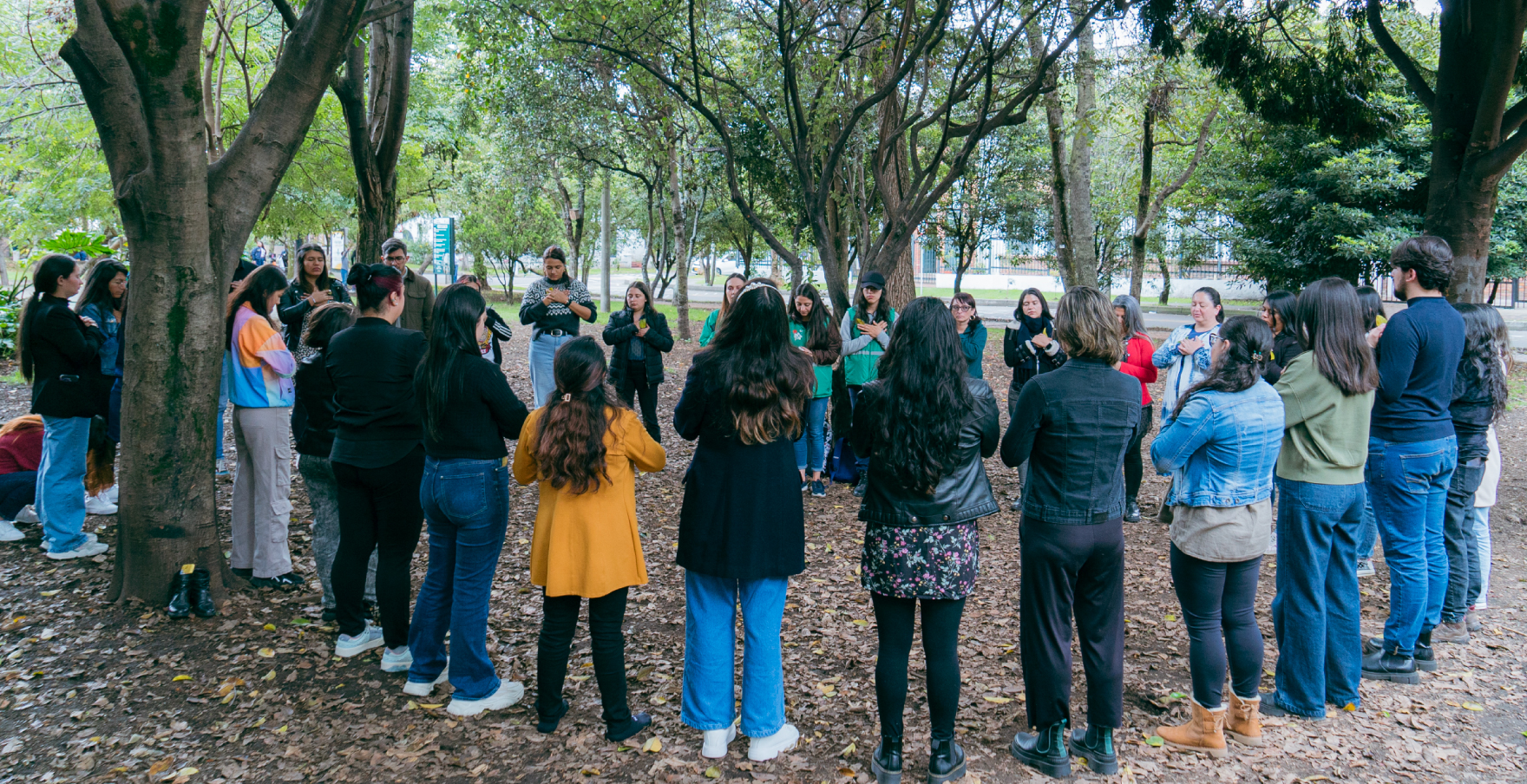 Los Espacios Respiro con Enfoque Diferencial, que ofrecen entornos psicosociales y culturales donde las mujeres pueden desconectarse del estrés cotidiano y reconectarse con su bienestar emocional. 