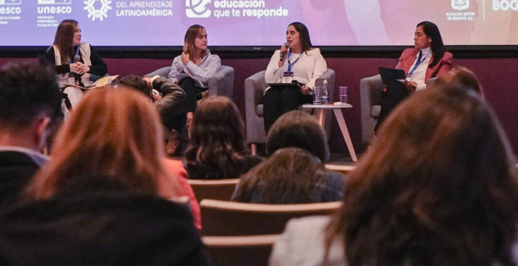 La secretaria de la Mujer, Laura Tami, con las demás panelistas en el II Foro de Ciudades del Aprendizaje de Latinoamérica. 