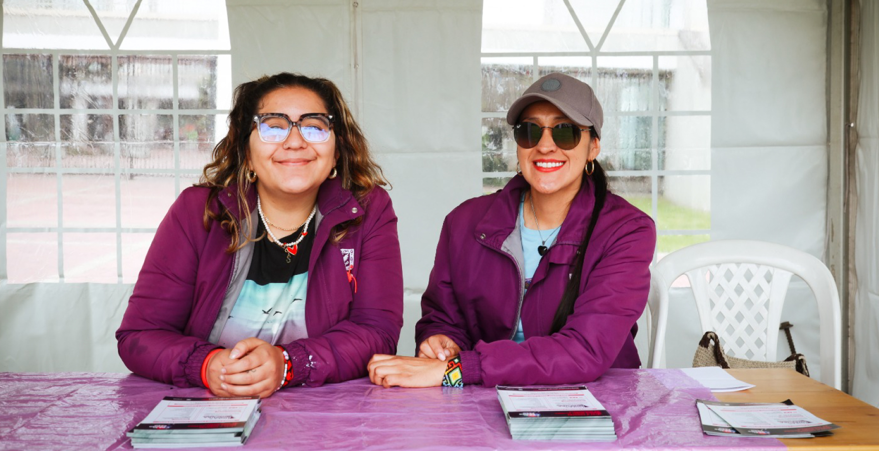 En la siguiente foto de la Secretaría de la Mujer, dos profesionales que hacen parte de estas duplas psicosociales.