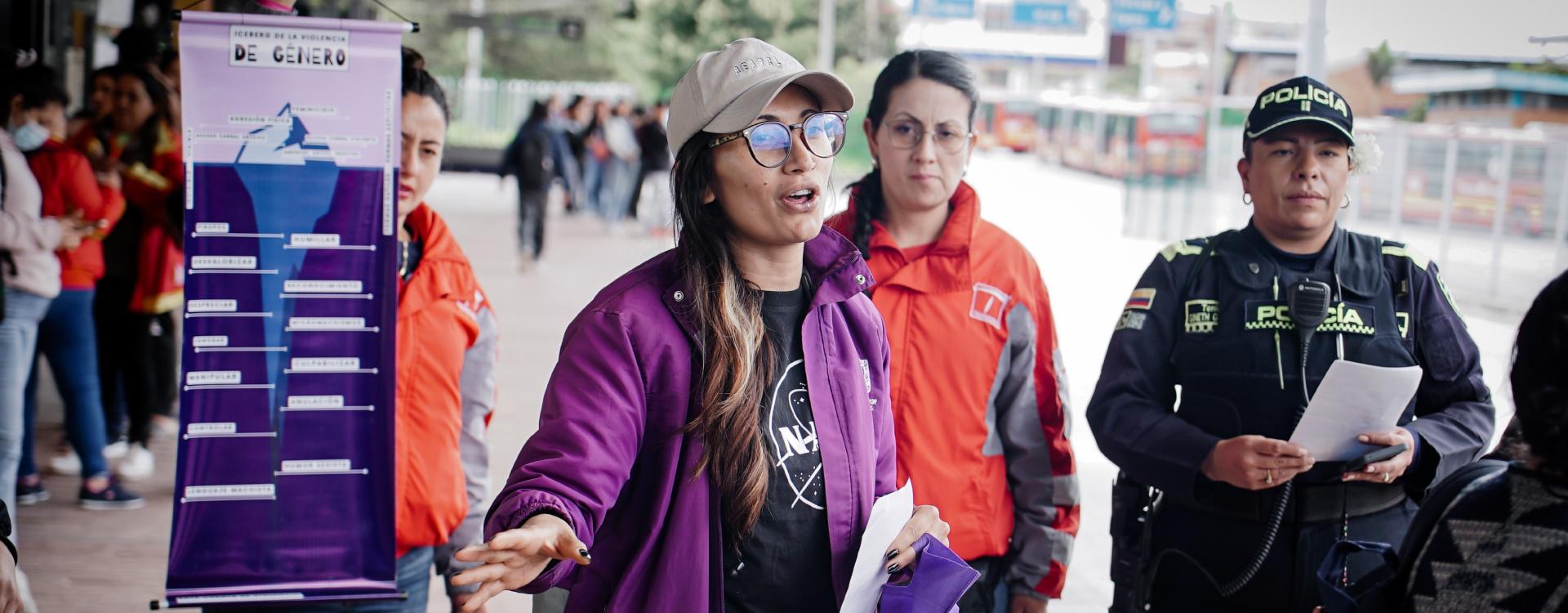 Mujeres entregando volantes