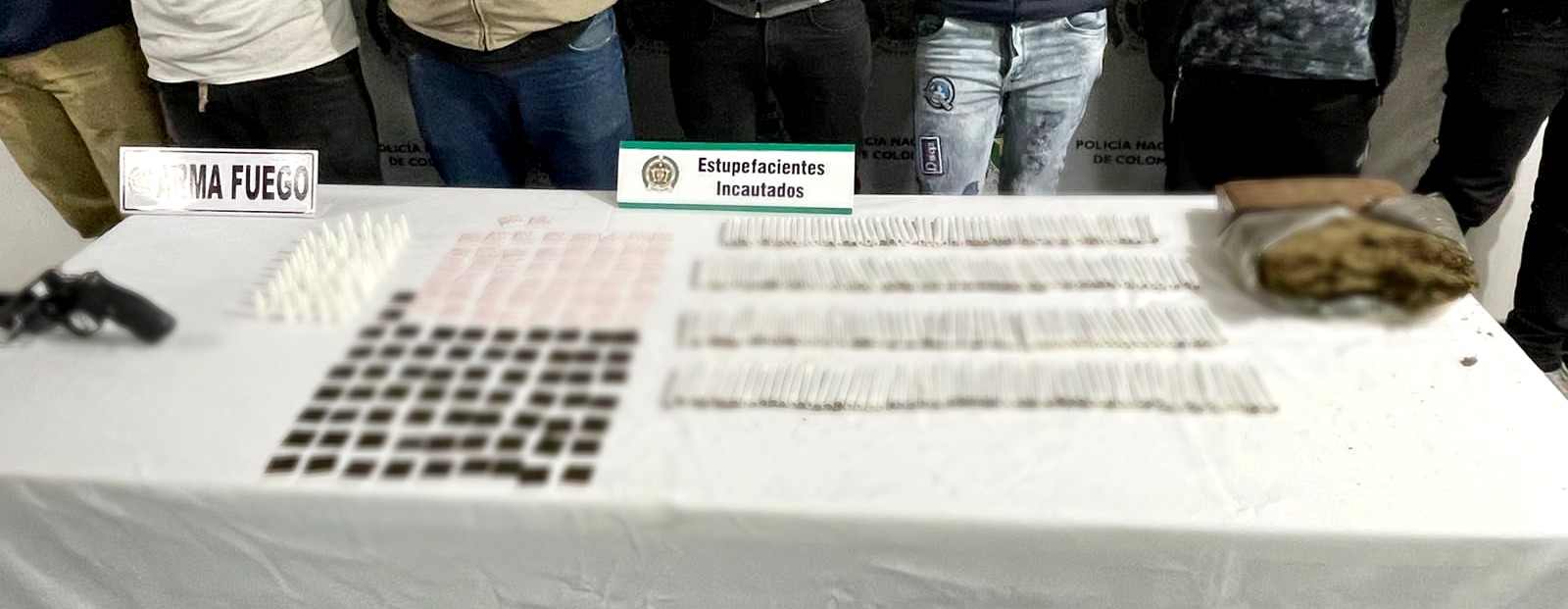 Autoridades incautaron más de 4 kilos de marihuana, 115 papeletas de bazuco, 49 dosis de base de coca y un arma de fuego.