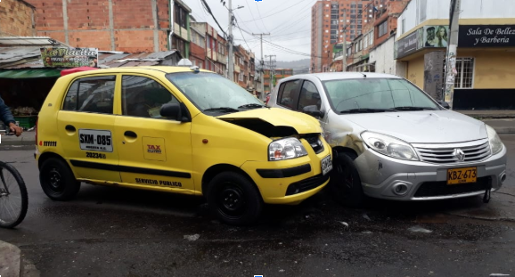 Incidente vial entre taxi y automóvil