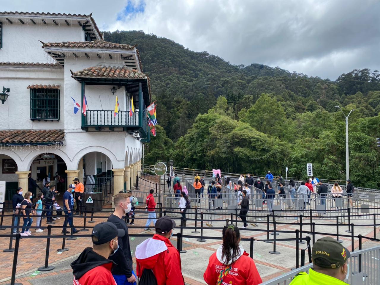 En iglesias como la del Cerro de Monserrate se extreman las medidas de bioseguridad con el fin de evitar contagios - FOTO: Prensa alcaldía de Santa Fe