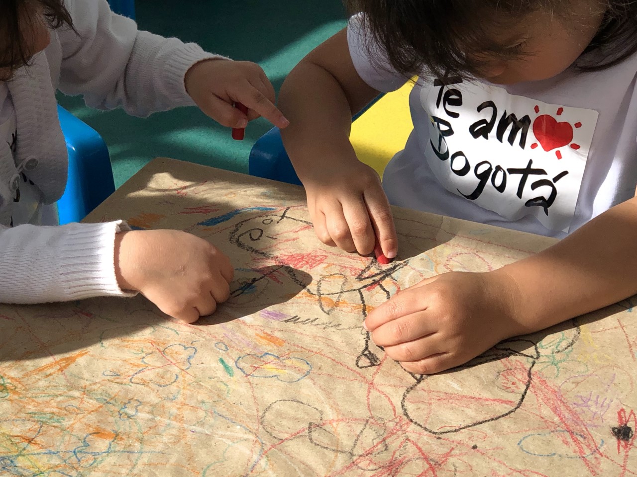 Imagen de niños pintando en papel