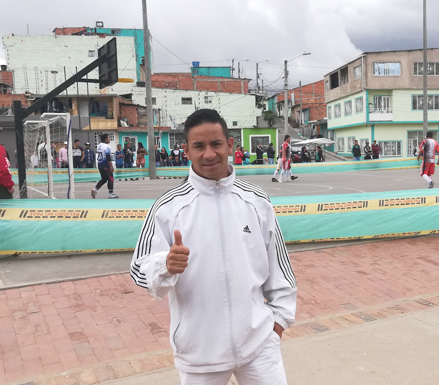 Javier destaca la importancia que tiene el parque Santo Domingo para mantener libres de drogas a los jóvenes del sector - Foto: Alcaldía de Bogotá.