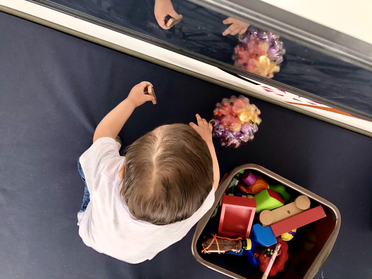 imagen de niño jugando con pelota