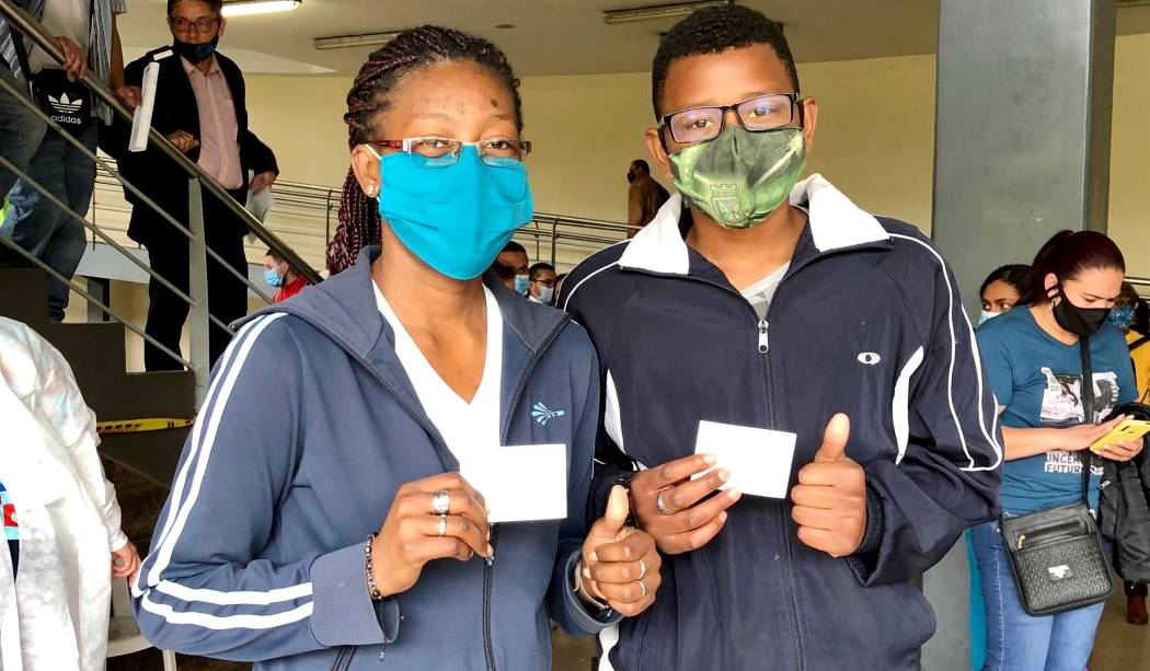 Perfil de Lindana y Yesid en la estación de Ricaurte de TransMilenio