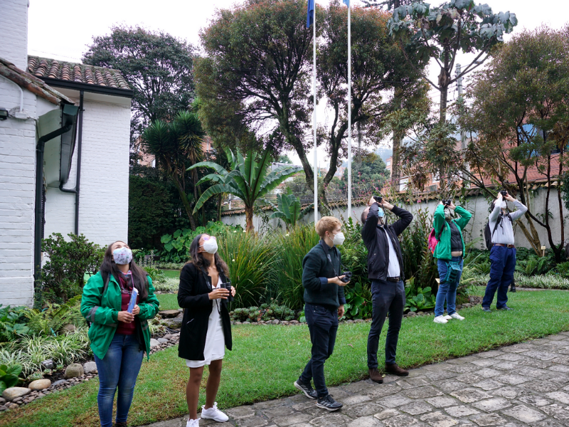 Los participantes del Mini-BioBlitz participaron en una actividad guiada por el Jardín Botánico de avistamiento de aves