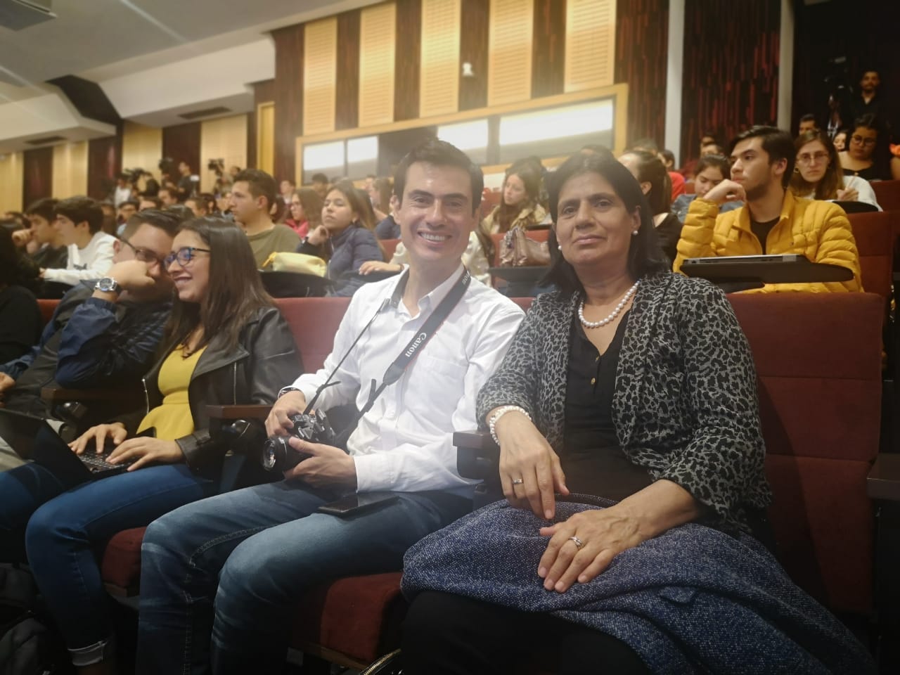 Mamá e hijo en la Universidad Externado.