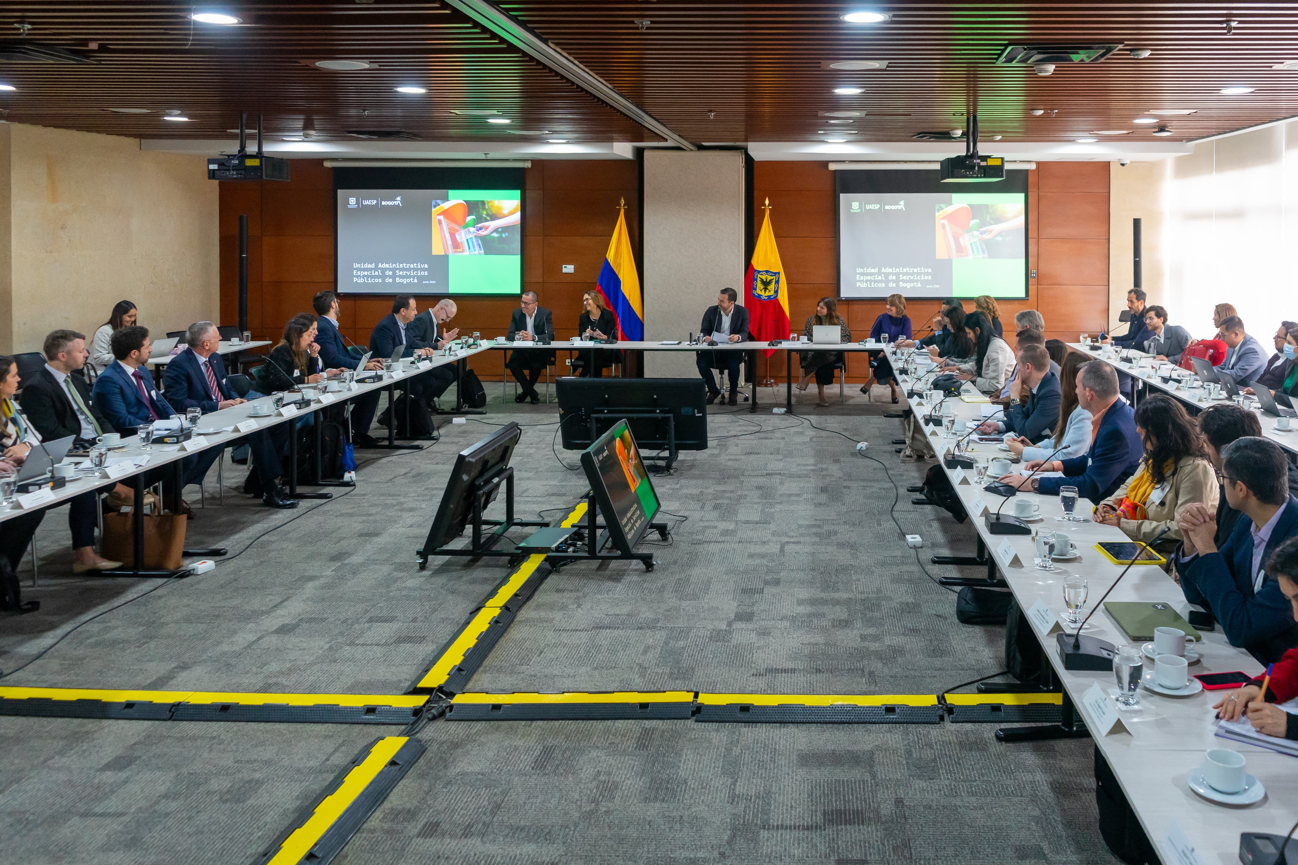 Mayor Galán Leads International Cooperation Roundtable for Circular Waste Manage