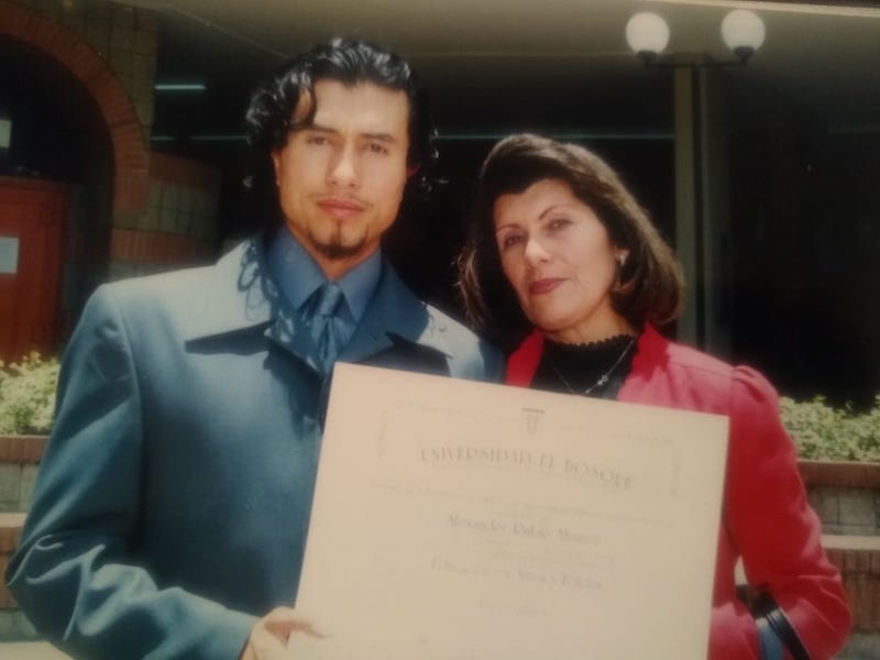 Alexander rubio junto a su mamá cuando se graduó