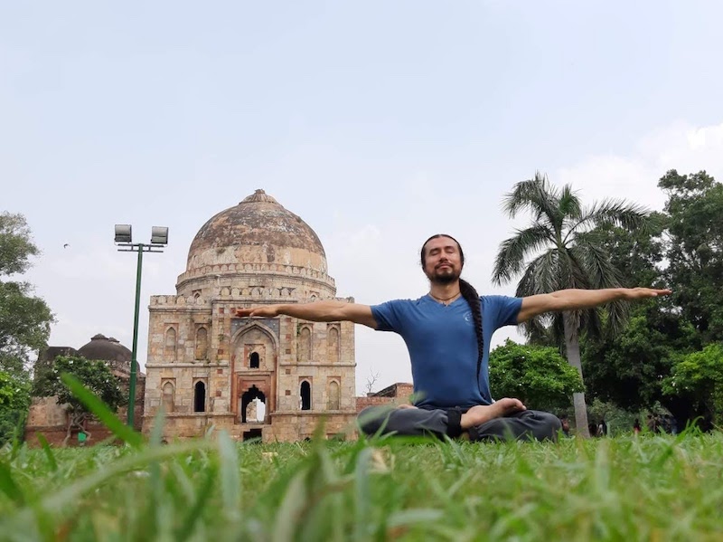 Alexander realizando una pose de yoga