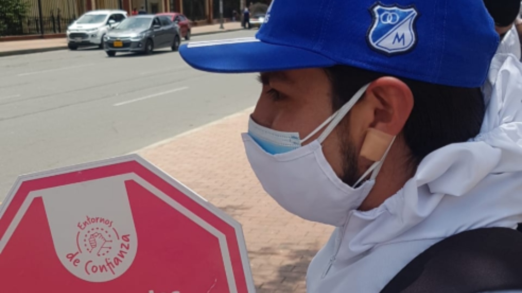 Joven con gorra Millos