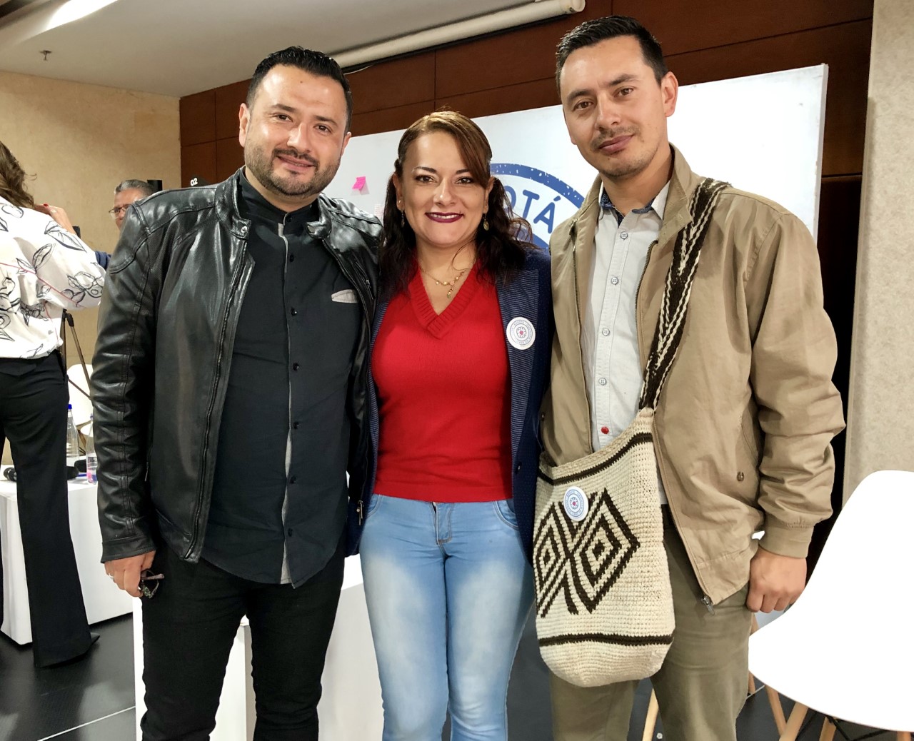 imagen de tres personas posando para la foto