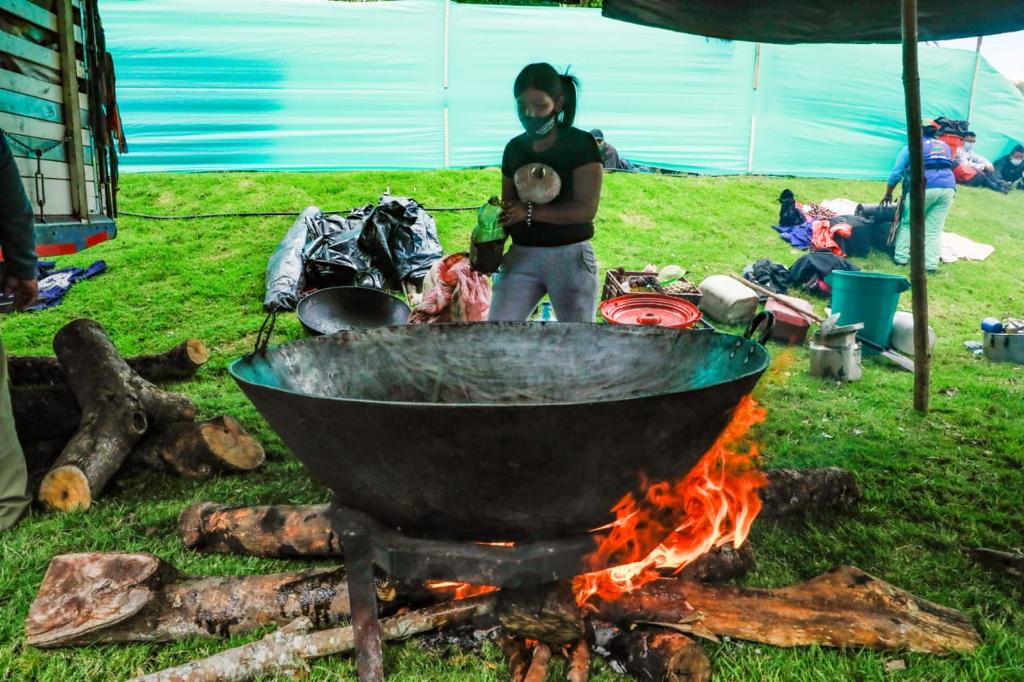 Indígena cocinando.