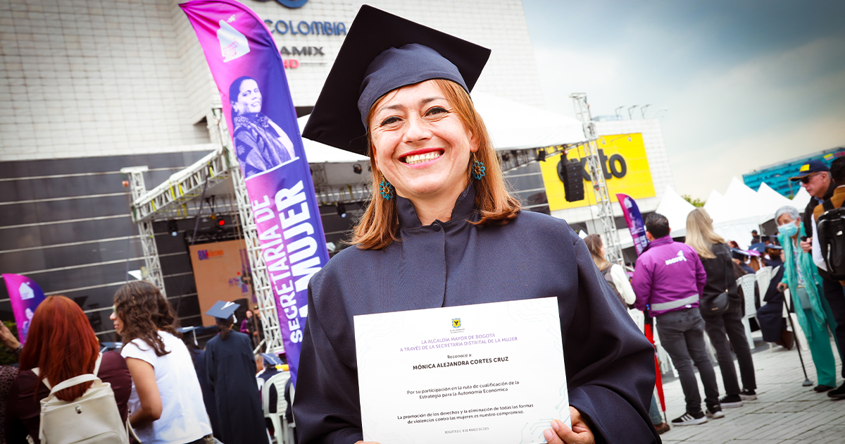 Mónica, graduada de los cursos gratuitos del Distrito. Foto: Secretaría de la Mujer. 