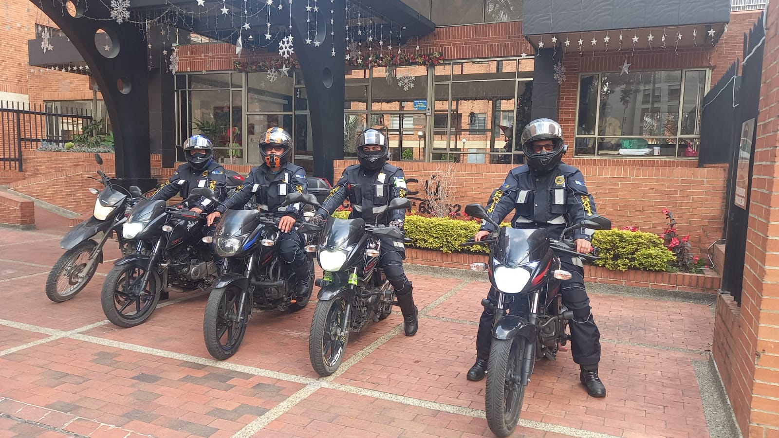 Frente de seguridad con motorizados - FOTO: Archivo personal/ Carmen Yamila Pérez