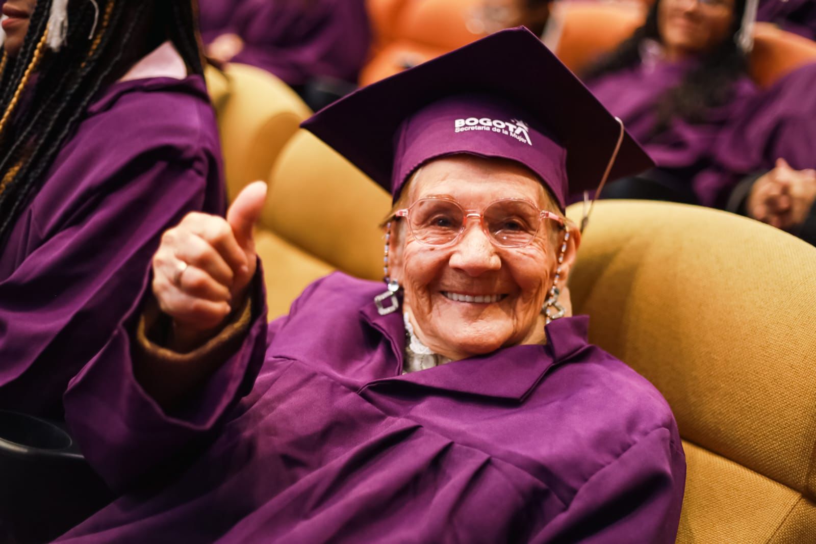 Mujer de la tercera edad en la ceremonia de grados. 