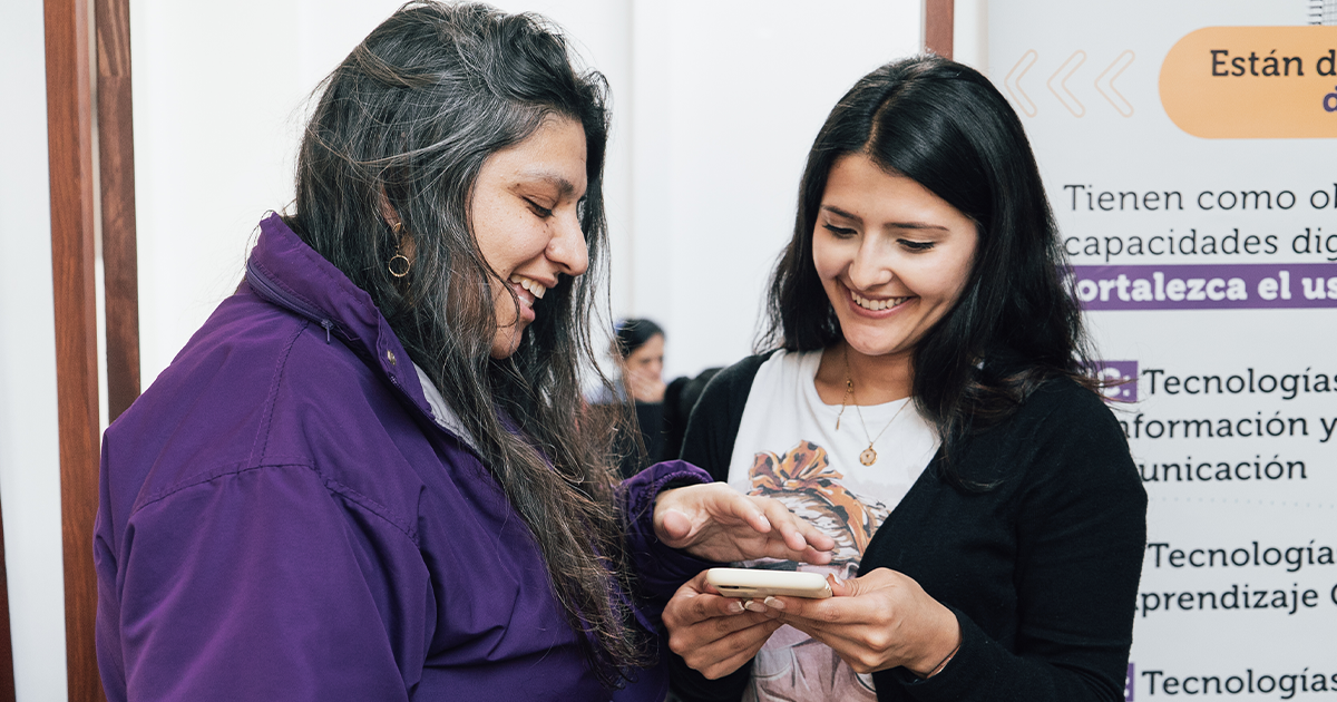 Mujer recibiendo clases de inclusión digital