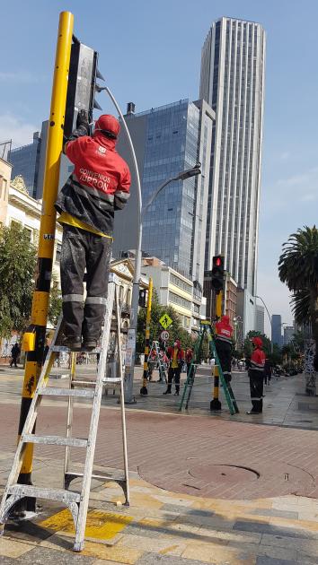 Joven de Idipron en escalera