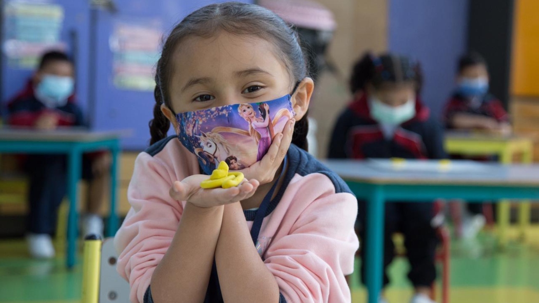 Niña en clase