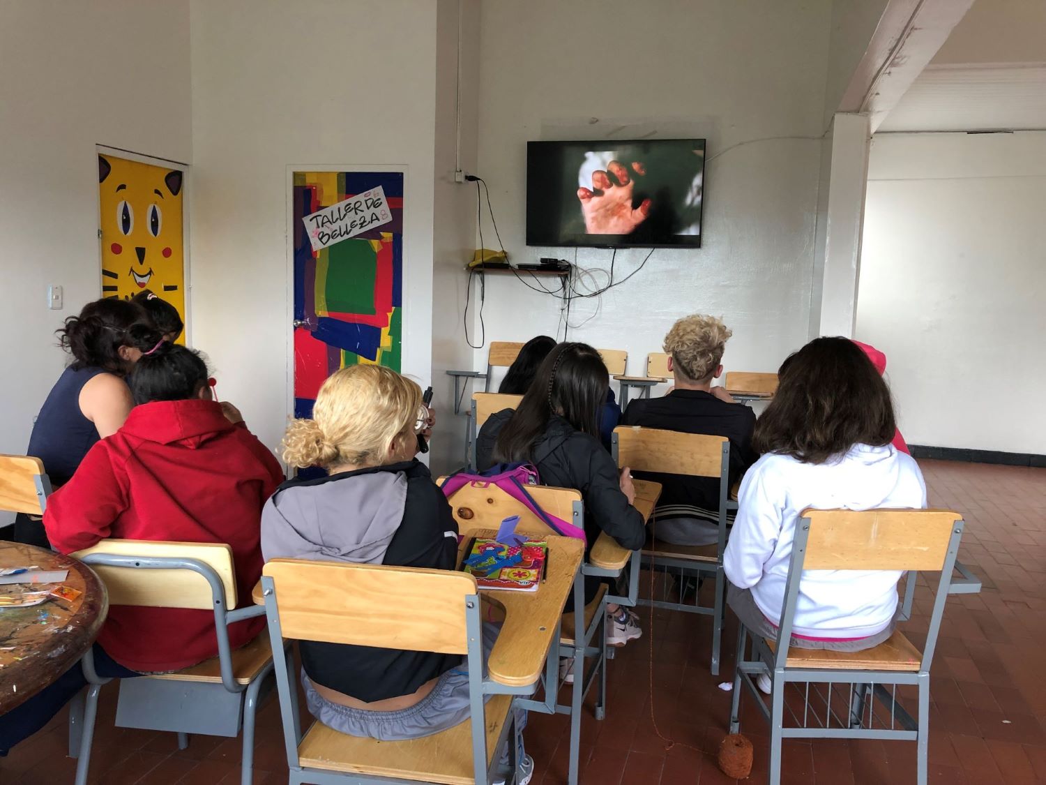 Los menores asisten a cine foros como parte de las actividades pedagógicas.